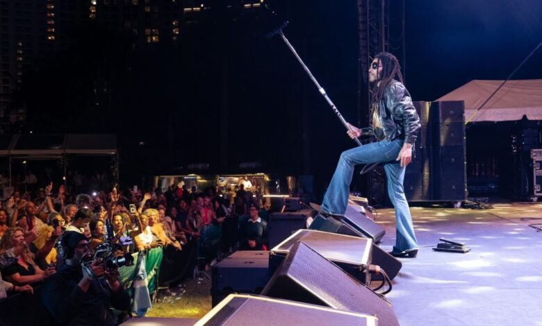 Lenny Kravitz finalmente explica por qué hace ejercicio con pantalones de mezclilla o de cuero Lenny Kravitz finalmente explica por qué hace ejercicio con pantalones de mezclilla o de cuero